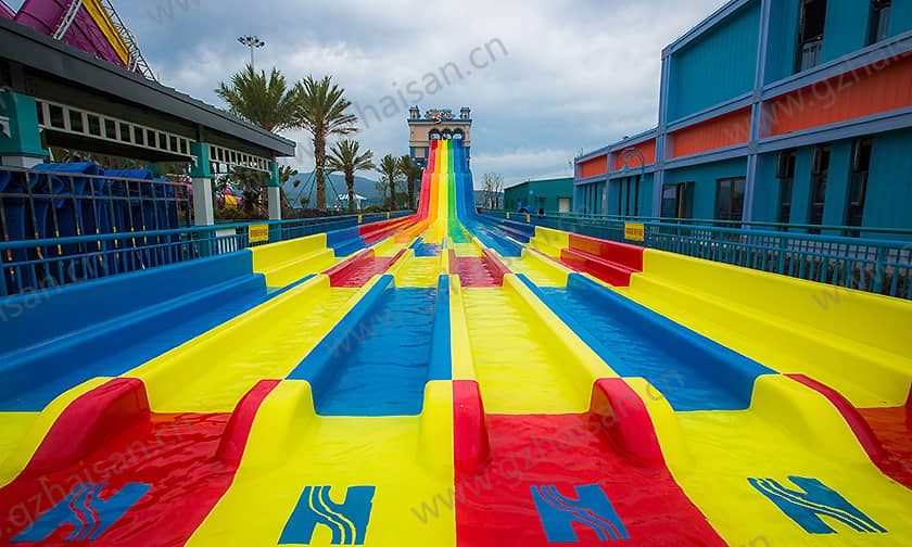 浙江宁波大目湾阿拉的海水上乐园竞赛滑道