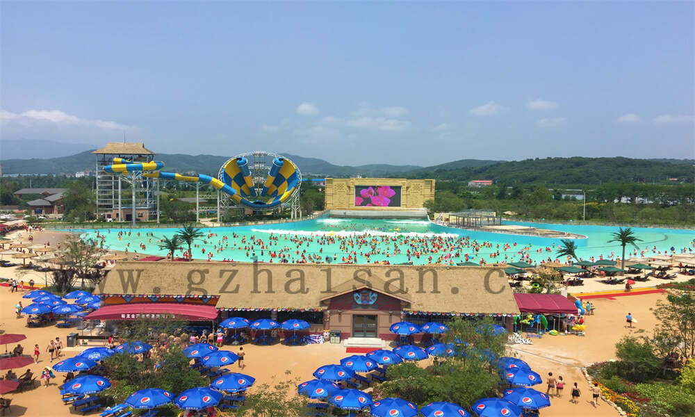 水上滑滑梯乐园，尽情畅玩