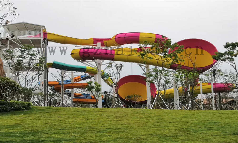 水上乐园畅享滑梯盛宴，尖叫欢乐一夏