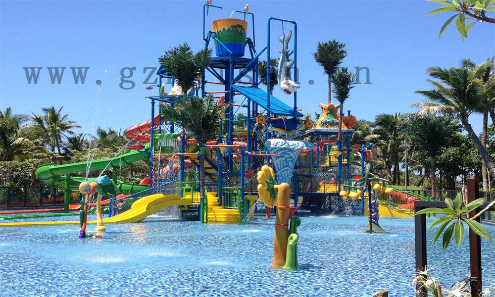 水上滑梯竞速狂飙，激起浪花飞溅