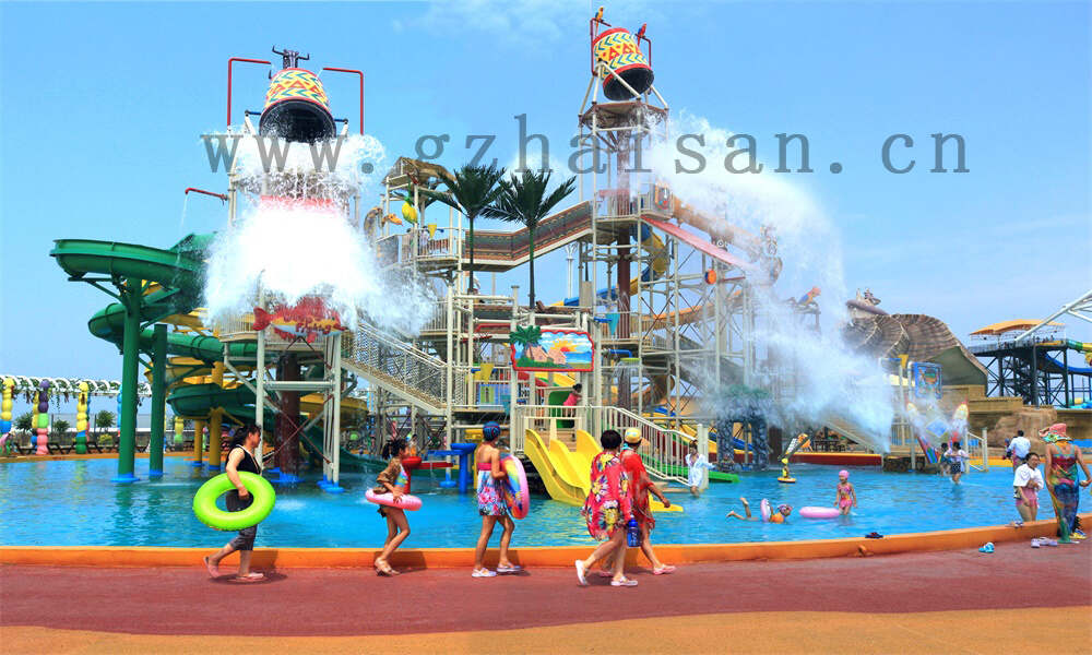 水上彩虹滑梯，畅享清凉夏日